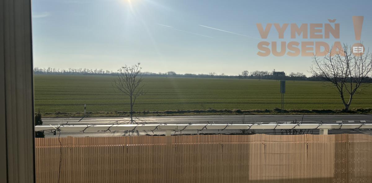 VYMEŇ SUSEDA! - Prenájom 2 izb. slnečného bytu s balkónom, parkingom a pivničnou kobkou.