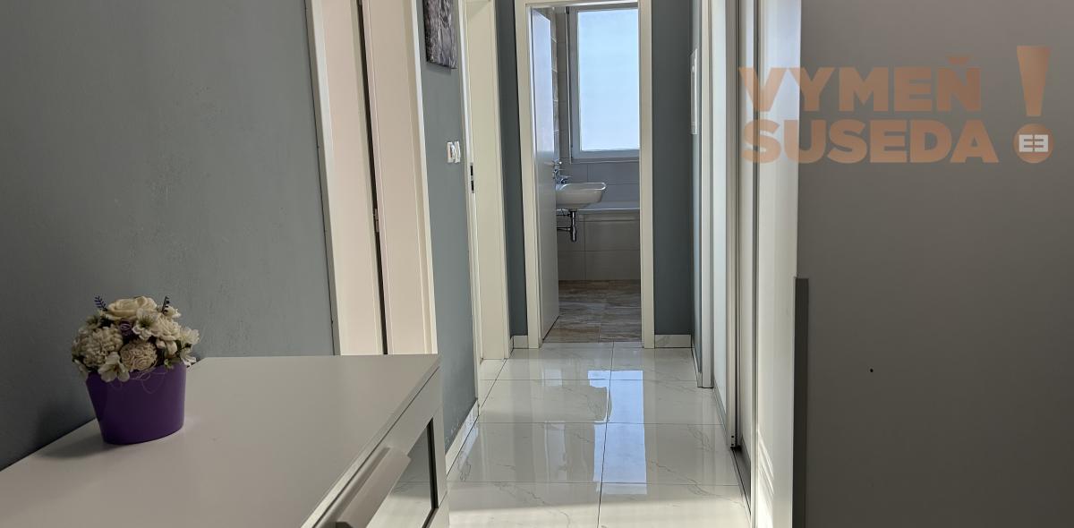 VYMEŇ SUSEDA! - Prenájom 2 izb. slnečného bytu s balkónom, parkingom a pivničnou kobkou.