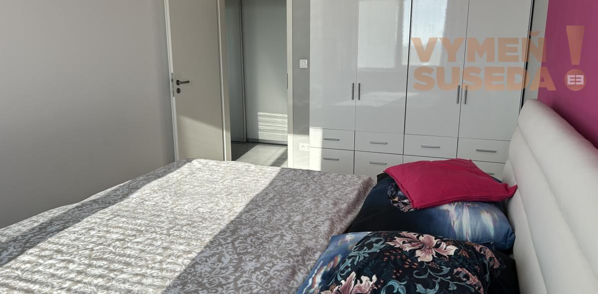 VYMEŇ SUSEDA! - Prenájom 2 izb. slnečného bytu s balkónom, parkingom a pivničnou kobkou.