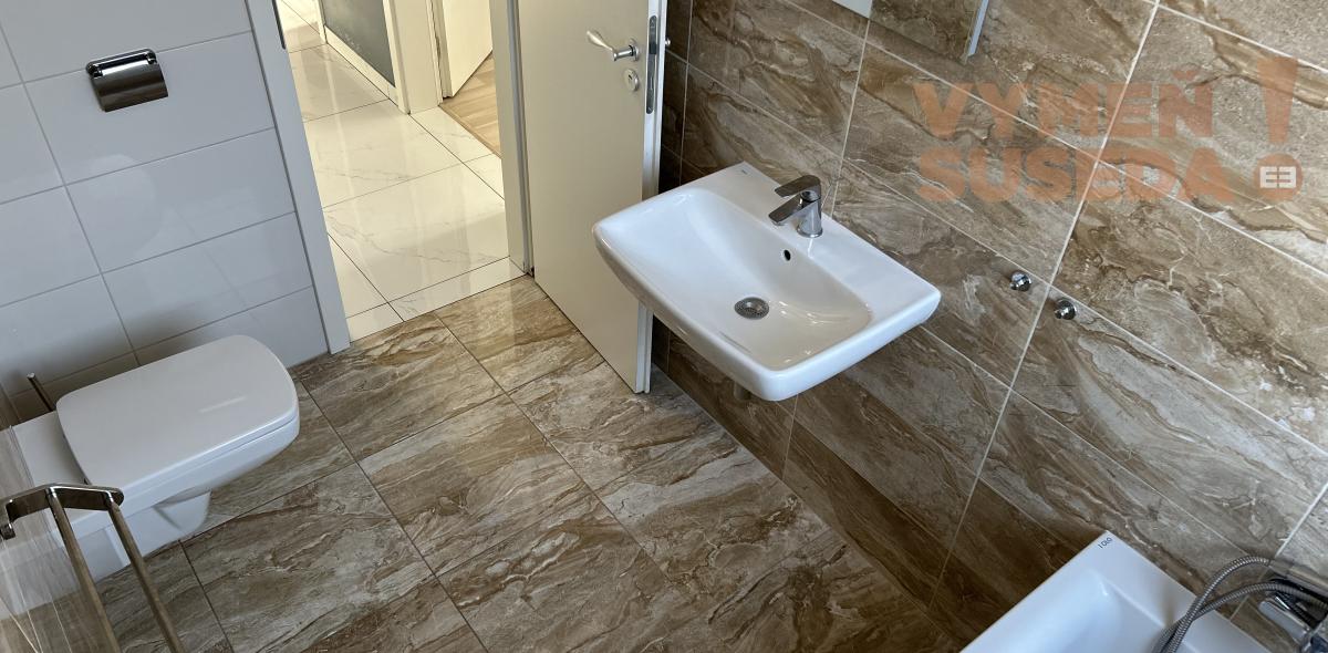 VYMEŇ SUSEDA! - Prenájom 2 izb. slnečného bytu s balkónom, parkingom a pivničnou kobkou.