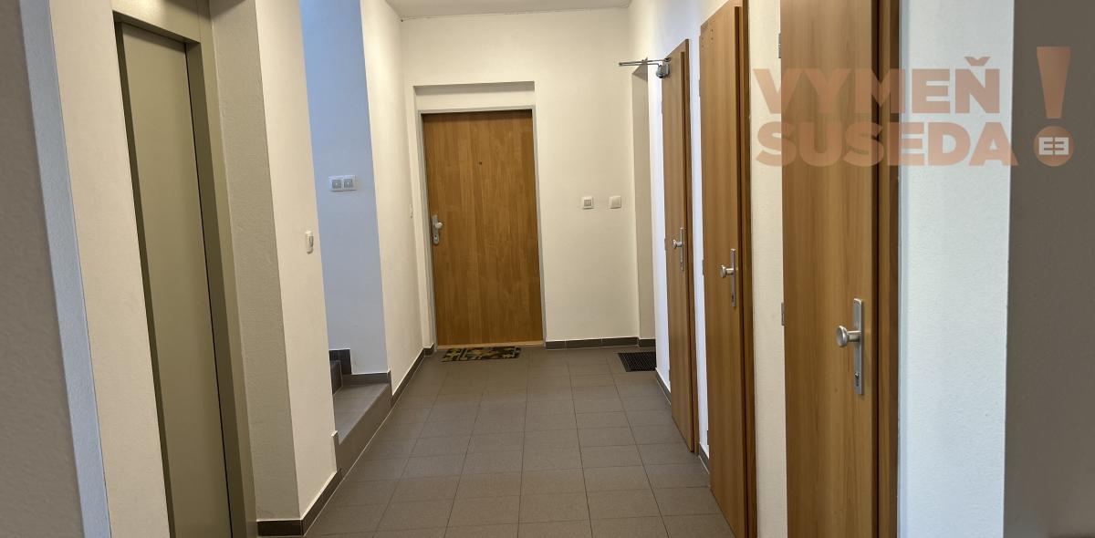 VYMEŇ SUSEDA! - Prenájom 2 izb. slnečného bytu s balkónom, parkingom a pivničnou kobkou.