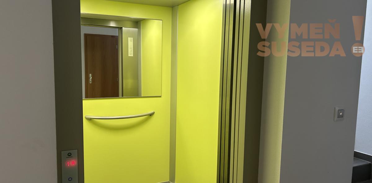 VYMEŇ SUSEDA! - Prenájom 2 izb. slnečného bytu s balkónom, parkingom a pivničnou kobkou.