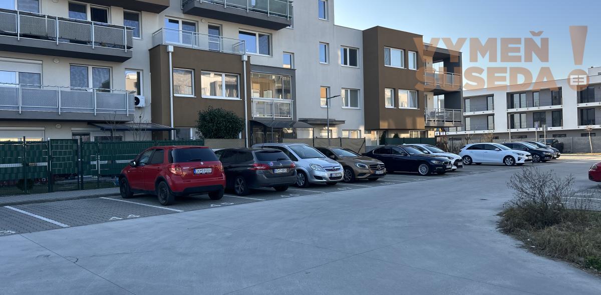 VYMEŇ SUSEDA! - Prenájom 2 izb. slnečného bytu s balkónom, parkingom a pivničnou kobkou.