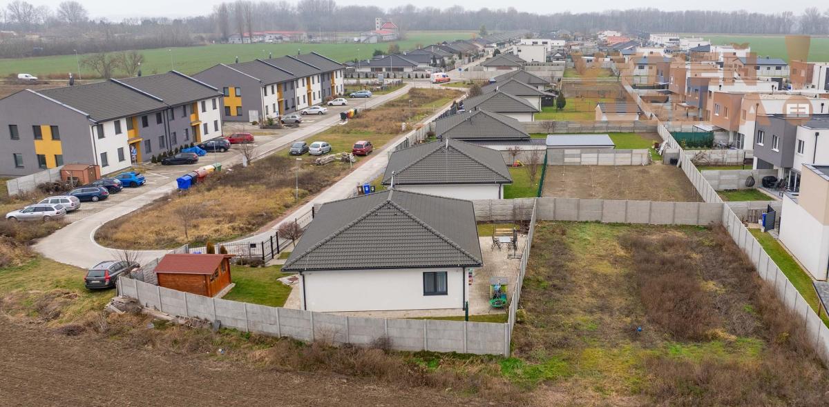 VYMEŇ SUSEDA! – NA PREDAJ SLNEČNÝ POZEMOK /426 m2/, obec HAMULIAKOVO