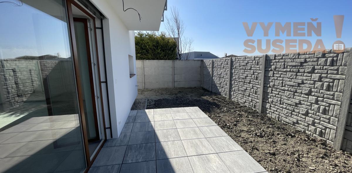 VYMEŇ SUSEDA! - Výnimočný 4-izbový byt v krásnej tichej lokalite Šamorína – predzáhradka a moderný koncept, posledný byt voľný