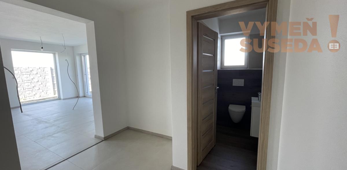 VYMEŇ SUSEDA! - Výnimočný 4-izbový byt v krásnej tichej lokalite Šamorína – predzáhradka a moderný koncept, posledný byt voľný