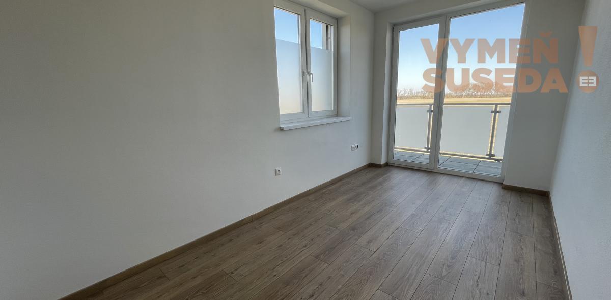 VYMEŇ SUSEDA! - Výnimočný 4-izbový byt v krásnej tichej lokalite Šamorína – predzáhradka a moderný koncept, posledný byt voľný