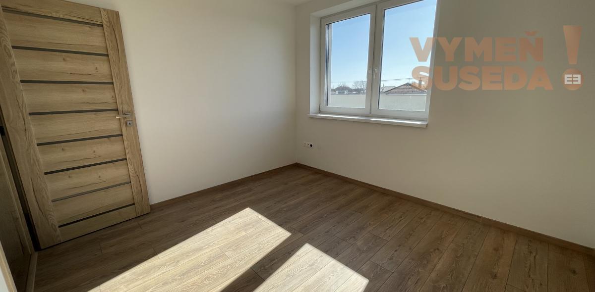 VYMEŇ SUSEDA! - Výnimočný 4-izbový byt v krásnej tichej lokalite Šamorína – predzáhradka a moderný koncept, posledný byt voľný