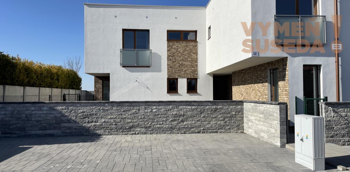 VYMEŇ SUSEDA! - Výnimočný 4-izbový byt v krásnej tichej lokalite Šamorína – predzáhradka a moderný koncept, posledný byt voľný