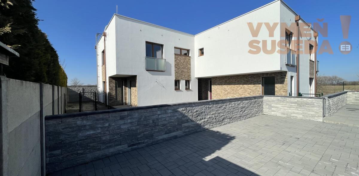 VYMEŇ SUSEDA! - Výnimočný 4-izbový byt v krásnej tichej lokalite Šamorína – predzáhradka a moderný koncept, posledný byt voľný