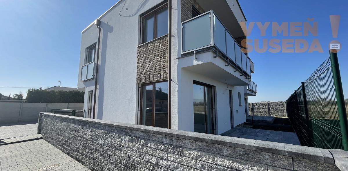 VYMEŇ SUSEDA! - Výnimočný 4-izbový byt v krásnej tichej lokalite Šamorína – predzáhradka a moderný koncept, posledný byt voľný