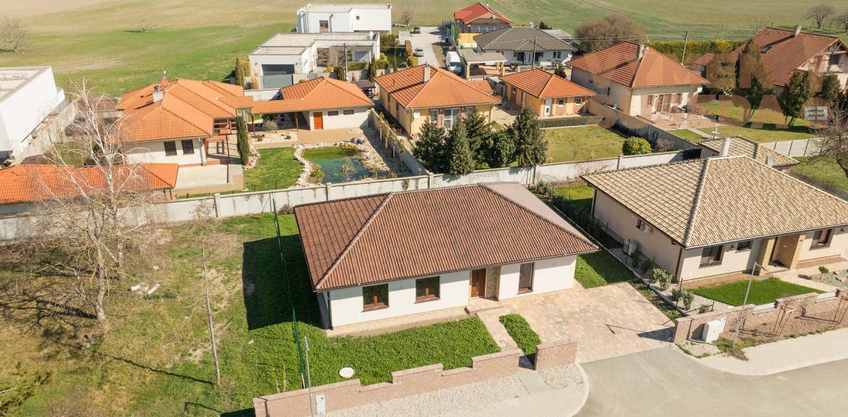 VYMEŇ SUSEDA! - Výnimočný 4 izbový Bungalov v novo-vybudovanej rezidenčnej lokalite Šamorína časť Bučuháza