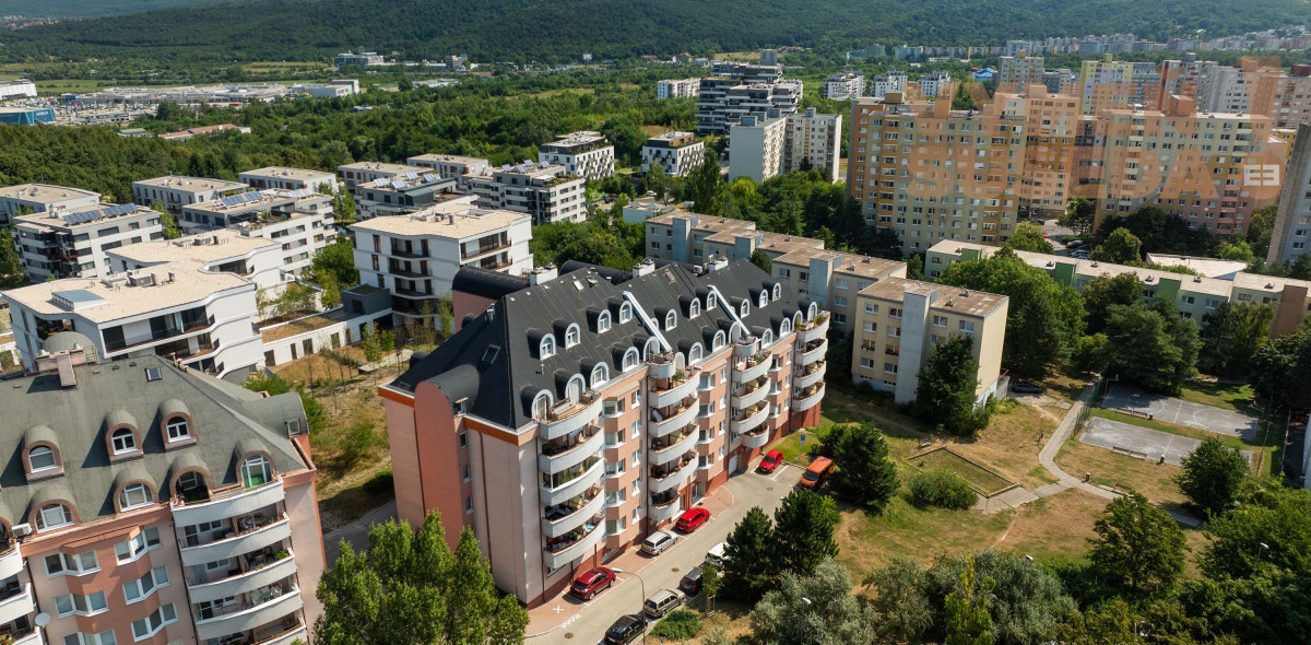 VYMEŇ SUSEDA! - VÝNIMOČNÝ VELKOMETRÁŽNY 3 IZB. BYT S DVOMA TERASAMI 131.00 m2 VYHĽADÁVANÁ LOKALITA, BA IV, DÚBRAVKA.