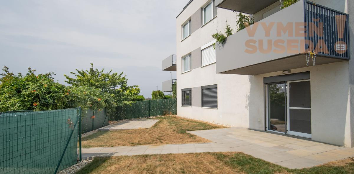 PREDANÉ! – VÝNIMOČNÝ 3 IZB. BYT 94.36m2 , NOVOSTAVBA S PREDZÁHRADKOU 150.00m2, OPOJ, TT.