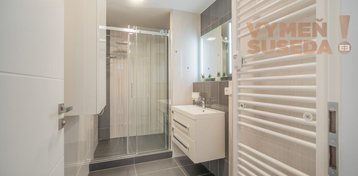 PREDANÉ! – VÝNIMOČNÝ 3 IZB. BYT 94.36m2 , NOVOSTAVBA S PREDZÁHRADKOU 150.00m2, OPOJ, TT.