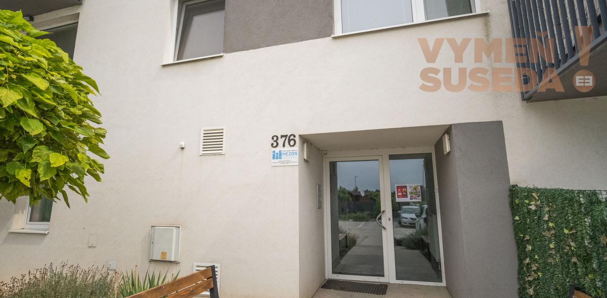 PREDANÉ! – VÝNIMOČNÝ 3 IZB. BYT 94.36m2 , NOVOSTAVBA S PREDZÁHRADKOU 150.00m2, OPOJ, TT.