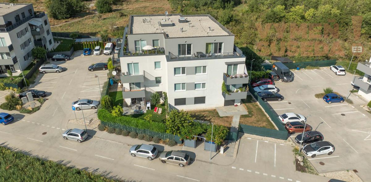 PREDANÉ! – VÝNIMOČNÝ 3 IZB. BYT 94.36m2 , NOVOSTAVBA S PREDZÁHRADKOU 150.00m2, OPOJ, TT.