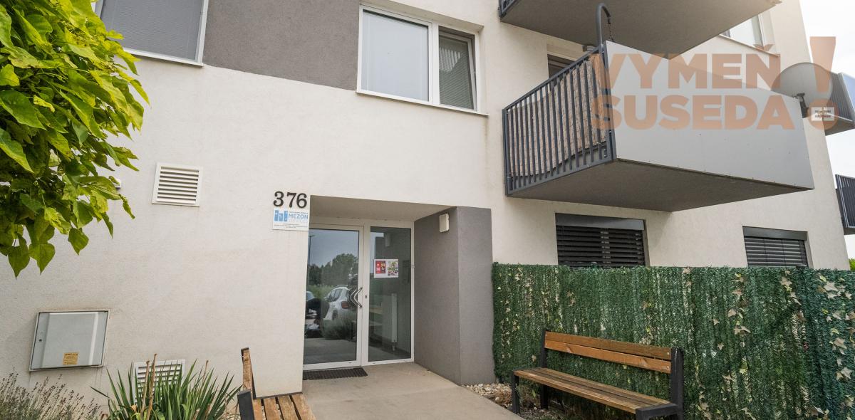 PREDANÉ! – VÝNIMOČNÝ 3 IZB. BYT 94.36m2 , NOVOSTAVBA S PREDZÁHRADKOU 150.00m2, OPOJ, TT.