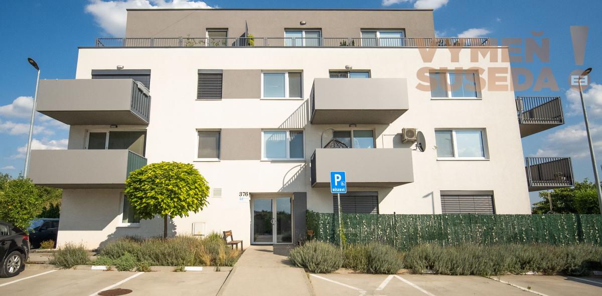 PREDANÉ! – VÝNIMOČNÝ 3 IZB. BYT 94.36m2 , NOVOSTAVBA S PREDZÁHRADKOU 150.00m2, OPOJ, TT.