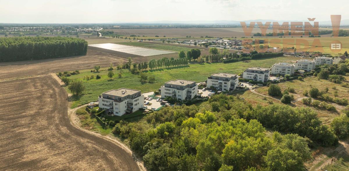 PREDANÉ! – VÝNIMOČNÝ 3 IZB. BYT 94.36m2 , NOVOSTAVBA S PREDZÁHRADKOU 150.00m2, OPOJ, TT.