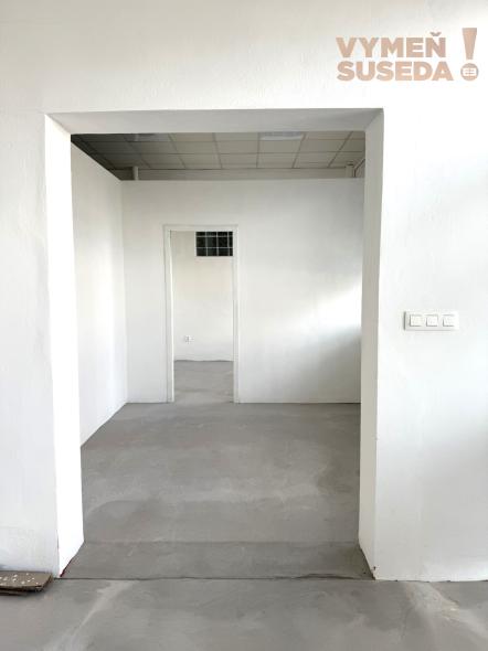 VYMEŇ SUSEDA! PRENÁJOM OBCHODNÉHO PRIESTORU v Bratislave (Petržalke) na Kopčianskej ulici s možnosťou parkovacieho státia.