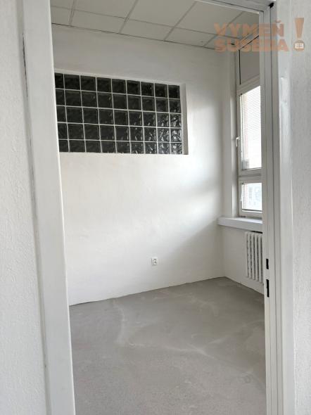 VYMEŇ SUSEDA! PRENÁJOM OBCHODNÉHO PRIESTORU v Bratislave (Petržalke) na Kopčianskej ulici s možnosťou parkovacieho státia.