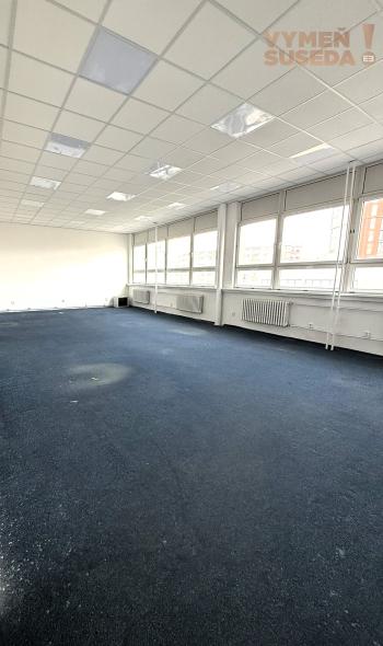 VYMEŇ SUSEDA! - PRENÁJOM ADMINISTRATÍVNYCH / KANCELÁRSKYCH PRIESTOROV v Bratislave (Petržalke) na Kopčianskej ulici s možnosťou parkovacieho státia.