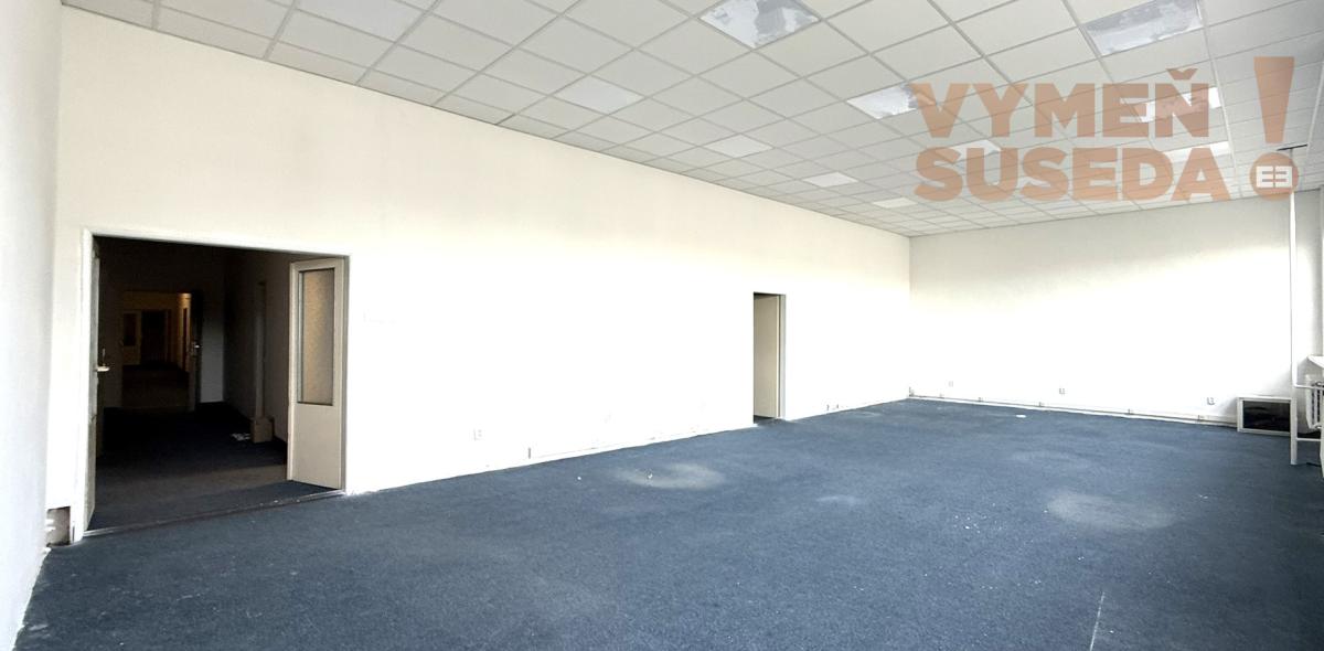 VYMEŇ SUSEDA! - PRENÁJOM ADMINISTRATÍVNYCH / KANCELÁRSKYCH PRIESTOROV v Bratislave (Petržalke) na Kopčianskej ulici s možnosťou parkovacieho státia.