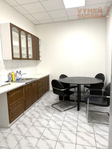 VYMEŇ SUSEDA! - PRENÁJOM ADMINISTRATÍVNYCH / KANCELÁRSKYCH PRIESTOROV v Bratislave (Petržalke) na Kopčianskej ulici s možnosťou parkovacieho státia.