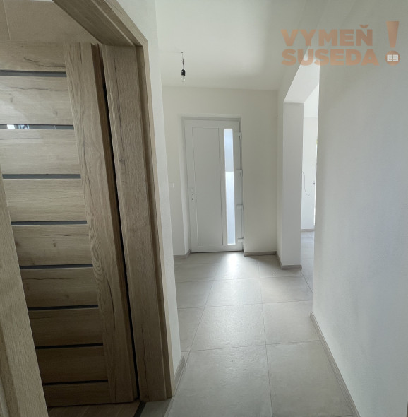 VYMEŇ SUSEDA! - Výnimočný 4-izbový byt v krásnej tichej lokalite Šamorína – predzáhradka a moderný koncept, posledný byt voľný