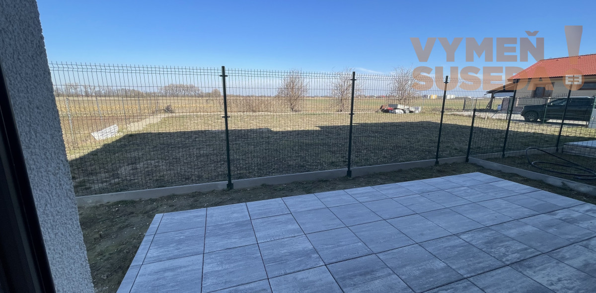 VYMEŇ SUSEDA! - Výnimočný 4-izbový byt v krásnej tichej lokalite Šamorína – predzáhradka a moderný koncept, posledný byt voľný