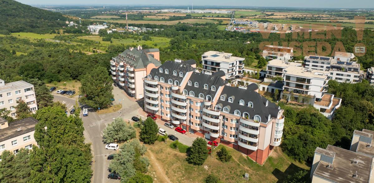 VYMEŇ SUSEDA! - VÝNIMOČNÝ VELKOMETRÁŽNY 3 IZB. BYT S DVOMA TERASAMI 131.00 m2 VYHĽADÁVANÁ LOKALITA, BA IV, DÚBRAVKA.