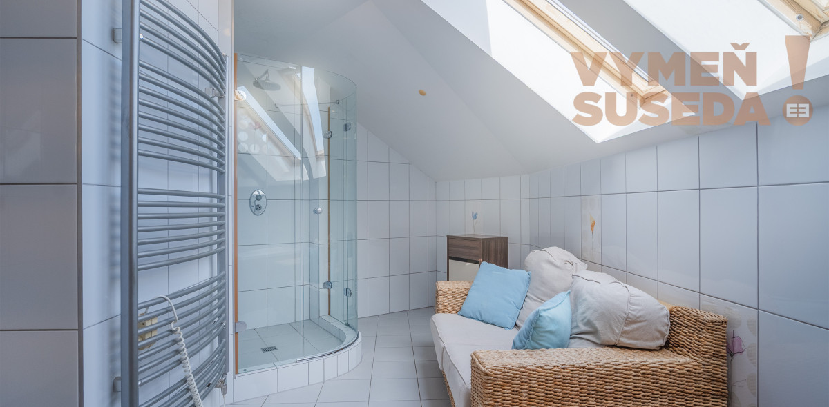 VYMEŇ SUSEDA! – NÍZKOENERGETICKÝ NADŠTANDARDNÝ RODINNÝ DOM KOMPLETNE ZARIADENÝ 306 M2 NA POZEMKU 10á S VÝNIMOČNOU POLOHOU, DUNAJSKÁ STREDA, ul. Sándora Petöfiho