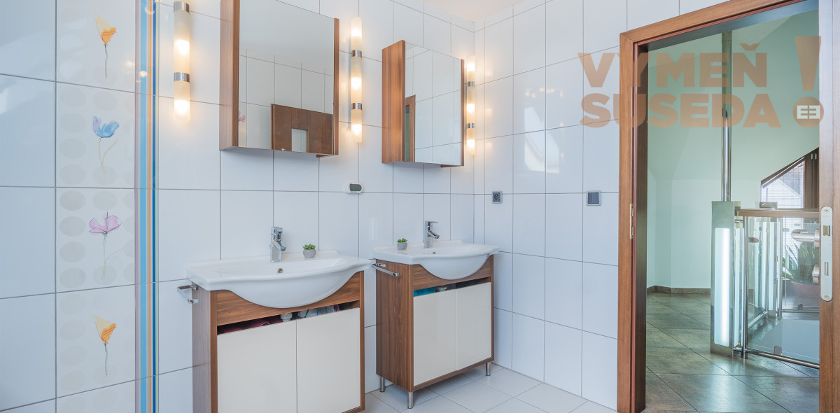 VYMEŇ SUSEDA! – NÍZKOENERGETICKÝ NADŠTANDARDNÝ RODINNÝ DOM KOMPLETNE ZARIADENÝ 306 M2 NA POZEMKU 10á S VÝNIMOČNOU POLOHOU, DUNAJSKÁ STREDA, ul. Sándora Petöfiho