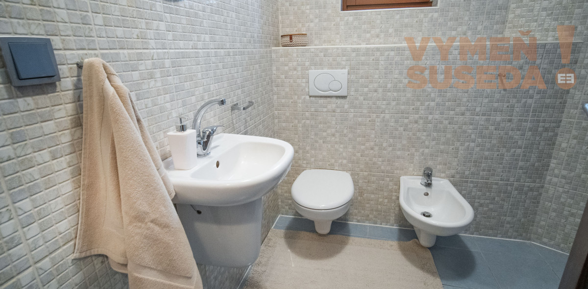 VYMEŇ SUSEDA! – NÍZKOENERGETICKÝ NADŠTANDARDNÝ RODINNÝ DOM KOMPLETNE ZARIADENÝ 306 M2 NA POZEMKU 10á S VÝNIMOČNOU POLOHOU, DUNAJSKÁ STREDA, ul. Sándora Petöfiho