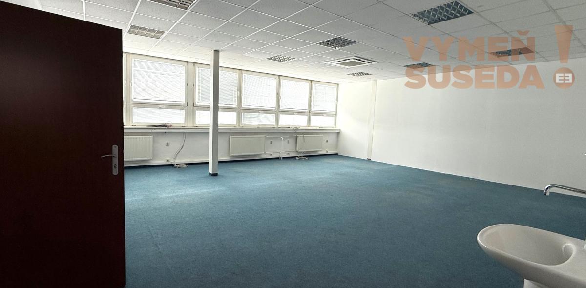 VYMEŇ SUSEDA! - PRENÁJOM ADMINISTRATÍVNYCH / KANCELÁRSKYCH PRIESTOROV v Bratislave (Petržalke) na Kopčianskej ulici s možnosťou parkovacieho státia.