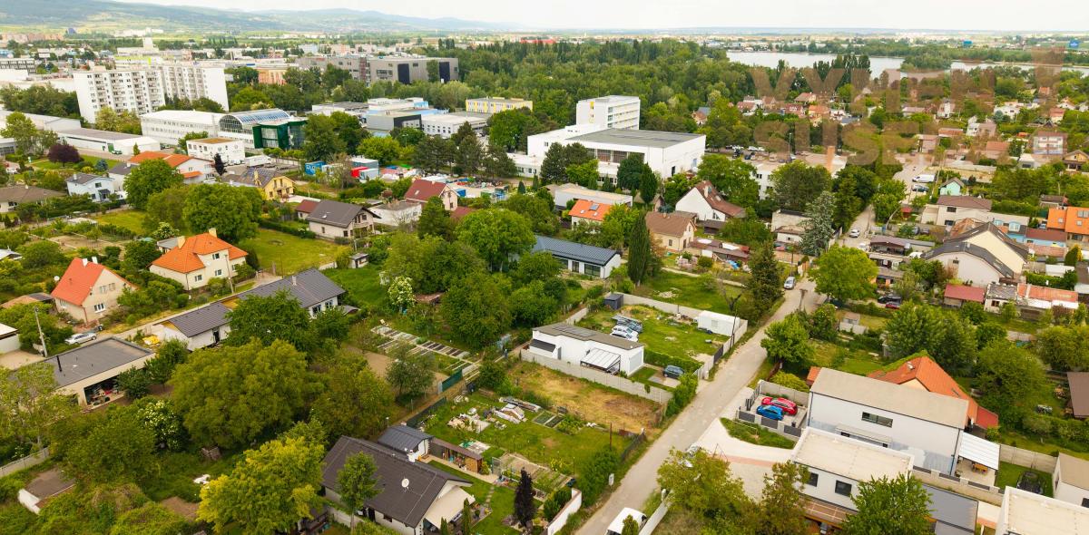 VYMEŇ SUSEDA! - VÝNIMOČNÝ STAVEBNÝ POZEMOK, BOČNÁ ULICA, BRATISLAVA II - TRNÁVKA.