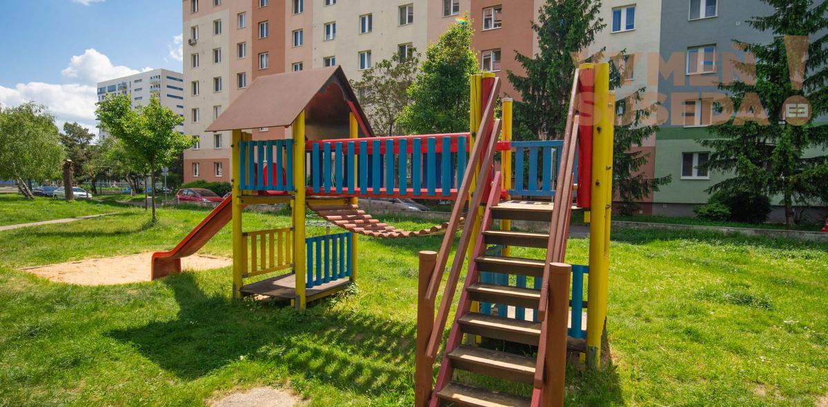 PREDANÉ! - VÝNIMOČNÝ 4 IZB. BYT S DVOMI LOGGIAMI, VYHĽADÁVANÁ LOKALITA, BA III, ČSL. Parašutistov.