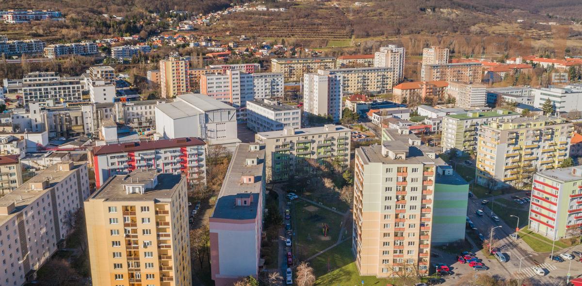 PREDANÉ! - VÝNIMOČNÝ 4 IZB. BYT S DVOMI LOGGIAMI, VYHĽADÁVANÁ LOKALITA, BA III, ČSL. Parašutistov.