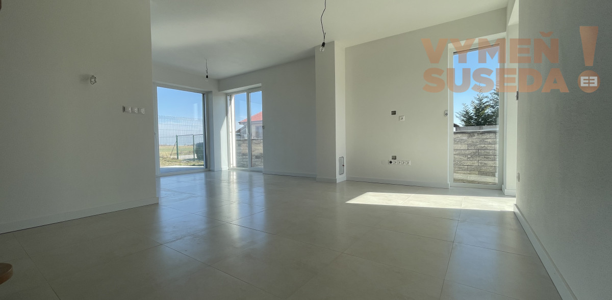 VYMEŇ SUSEDA! - Výnimočný 4-izbový byt v krásnej tichej lokalite Šamorína – predzáhradka a moderný koncept, posledný byt voľný