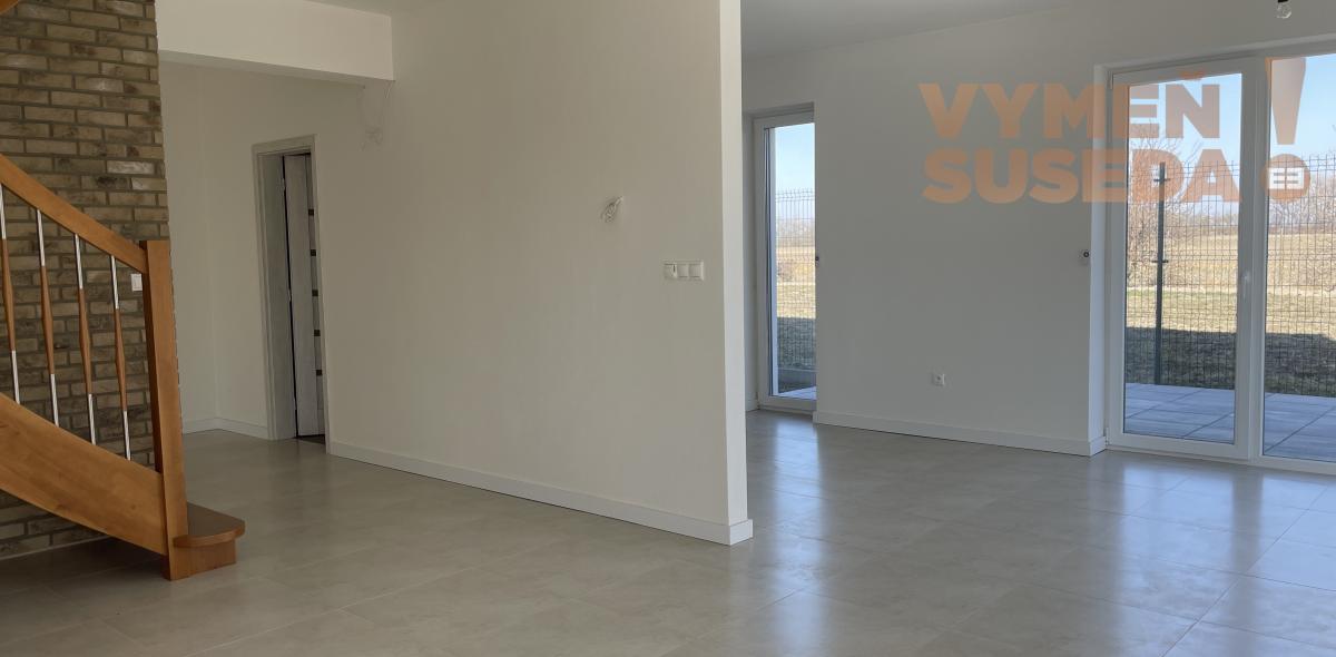 VYMEŇ SUSEDA! - Výnimočný 4-izbový byt v krásnej tichej lokalite Šamorína – predzáhradka a moderný koncept, posledný byt voľný