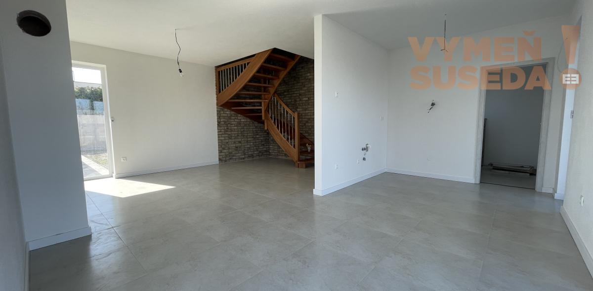 VYMEŇ SUSEDA! - Výnimočný 4-izbový byt v krásnej tichej lokalite Šamorína – predzáhradka a moderný koncept, posledný byt voľný