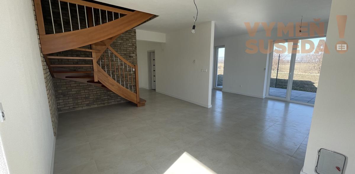 VYMEŇ SUSEDA! - Výnimočný 4-izbový byt v krásnej tichej lokalite Šamorína – predzáhradka a moderný koncept, posledný byt voľný