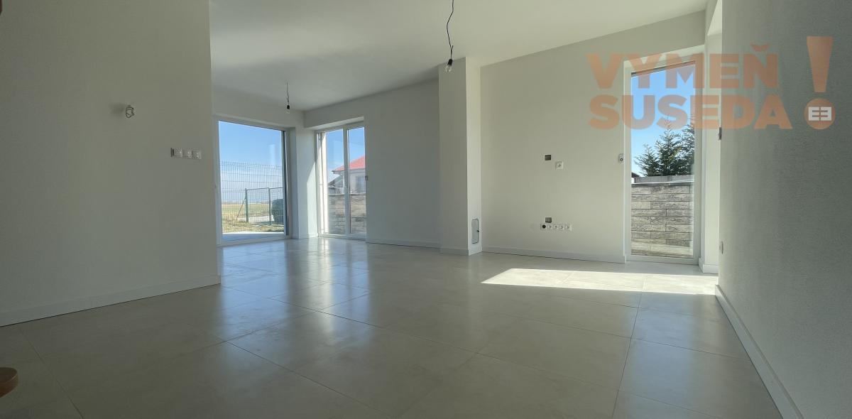 VYMEŇ SUSEDA! - Výnimočný 4-izbový byt v krásnej tichej lokalite Šamorína – predzáhradka a moderný koncept, posledný byt voľný