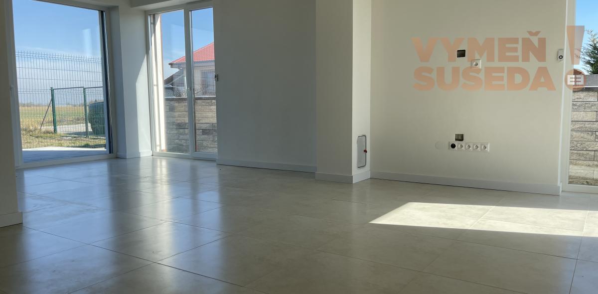 VYMEŇ SUSEDA! - Výnimočný 4-izbový byt v krásnej tichej lokalite Šamorína – predzáhradka a moderný koncept, posledný byt voľný