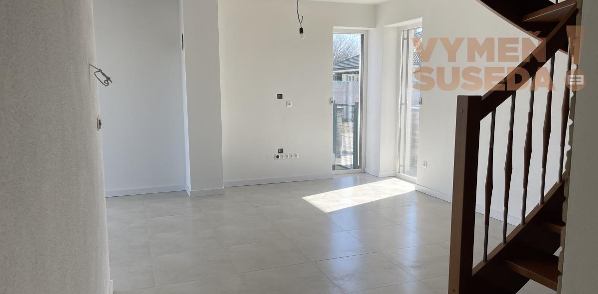 VYMEŇ SUSEDA! - Výnimočný 4-izbový byt v krásnej tichej lokalite Šamorína – predzáhradka a moderný koncept, posledný byt voľný