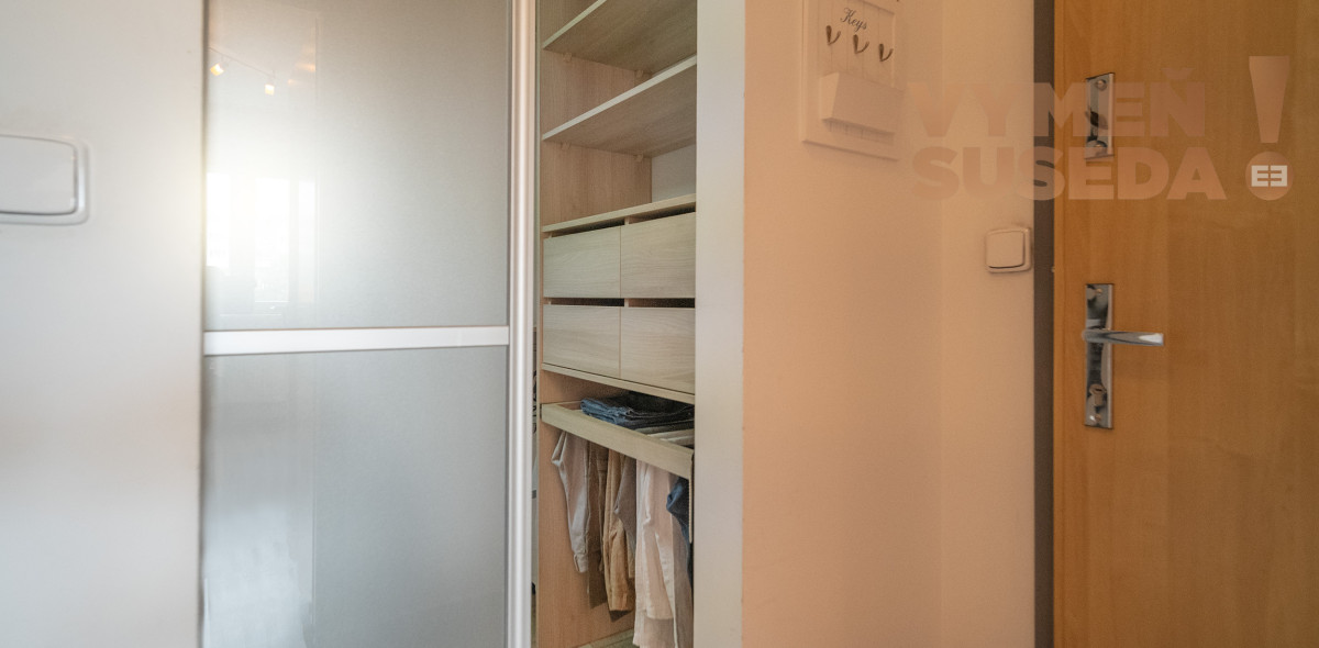 PREDANÉ – Zrekonštruovaný 3 izb.byt so šatníkom, klimatizáciou a garážou Bratislava II. Vrakuňa, Bučinová ul.