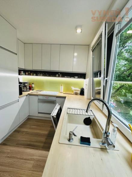 VYMEŇ SUSEDA! – VÝNIMOČNÝ 3 IZB. ZARIADENÝ BYT, MUŠKÁTOVÁ UL., BA II, RUŽINOV