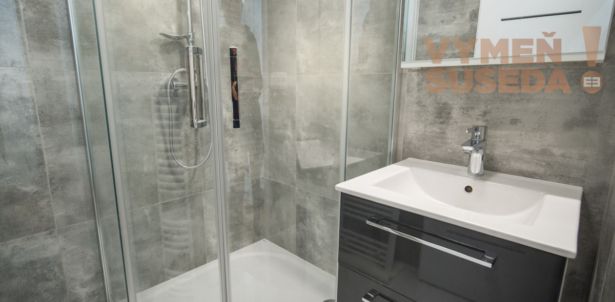 PREDANÉ! - Unikátny novo zrekonštruovaný 2 izb. byt s predzáhradkou a loggiou, Bujnákova, Dúbravka