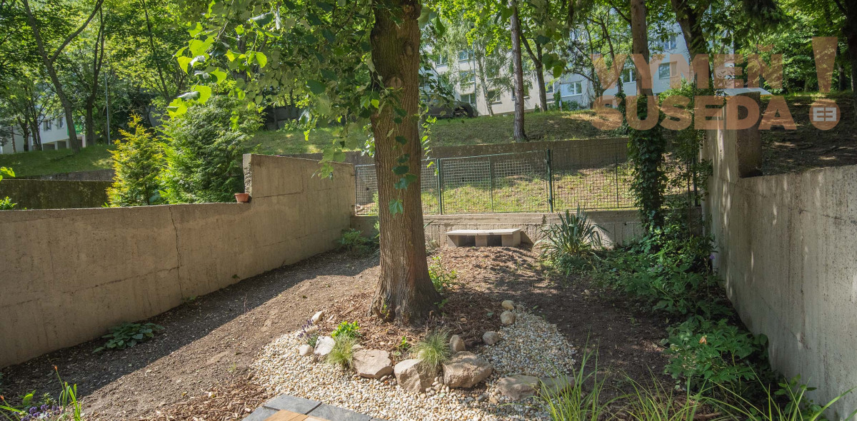 PREDANÉ! - Unikátny novo zrekonštruovaný 2 izb. byt s predzáhradkou a loggiou, Bujnákova, Dúbravka